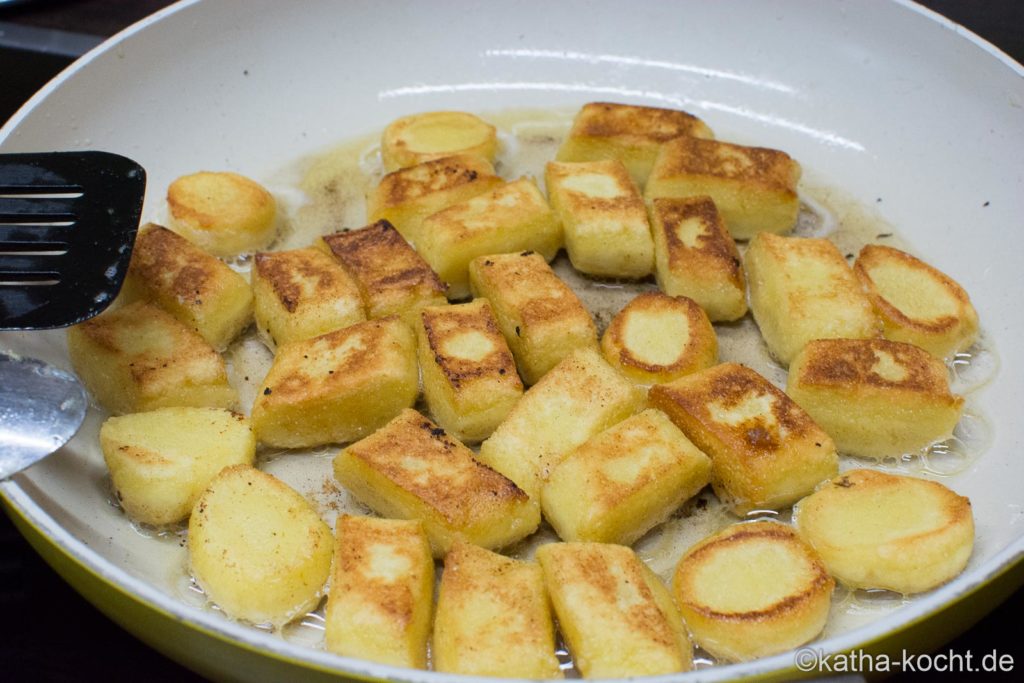 Überbackene Kalbsschnitzel mit Gnocchi - Katha-kocht!
