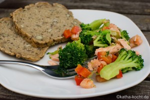 Brokkolisalat mit Lachs und Garnelen