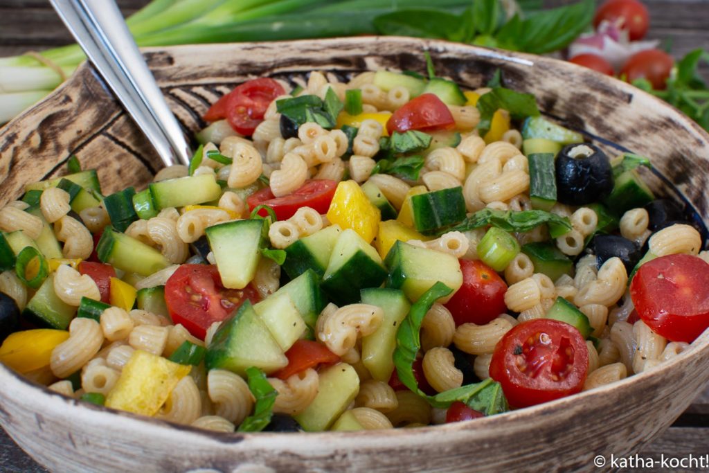 Bunter Mini-Muschelnudelsalat / bunter Mini-Nudelsalat mit Sommerdinkel Hörnchen