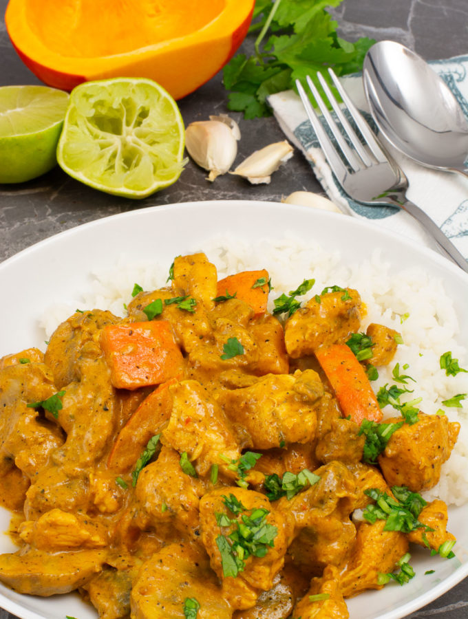 Chicken Tikka Masala im europäischen Herbst mit Kürbis und Pilzen