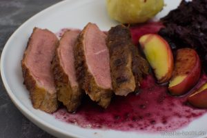 Entenbrust mit Rotkohl und Klößen