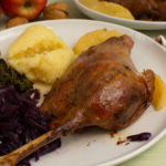 Gänsebraten mit Rotkohl, Grünkohl, Maronen und Klößen