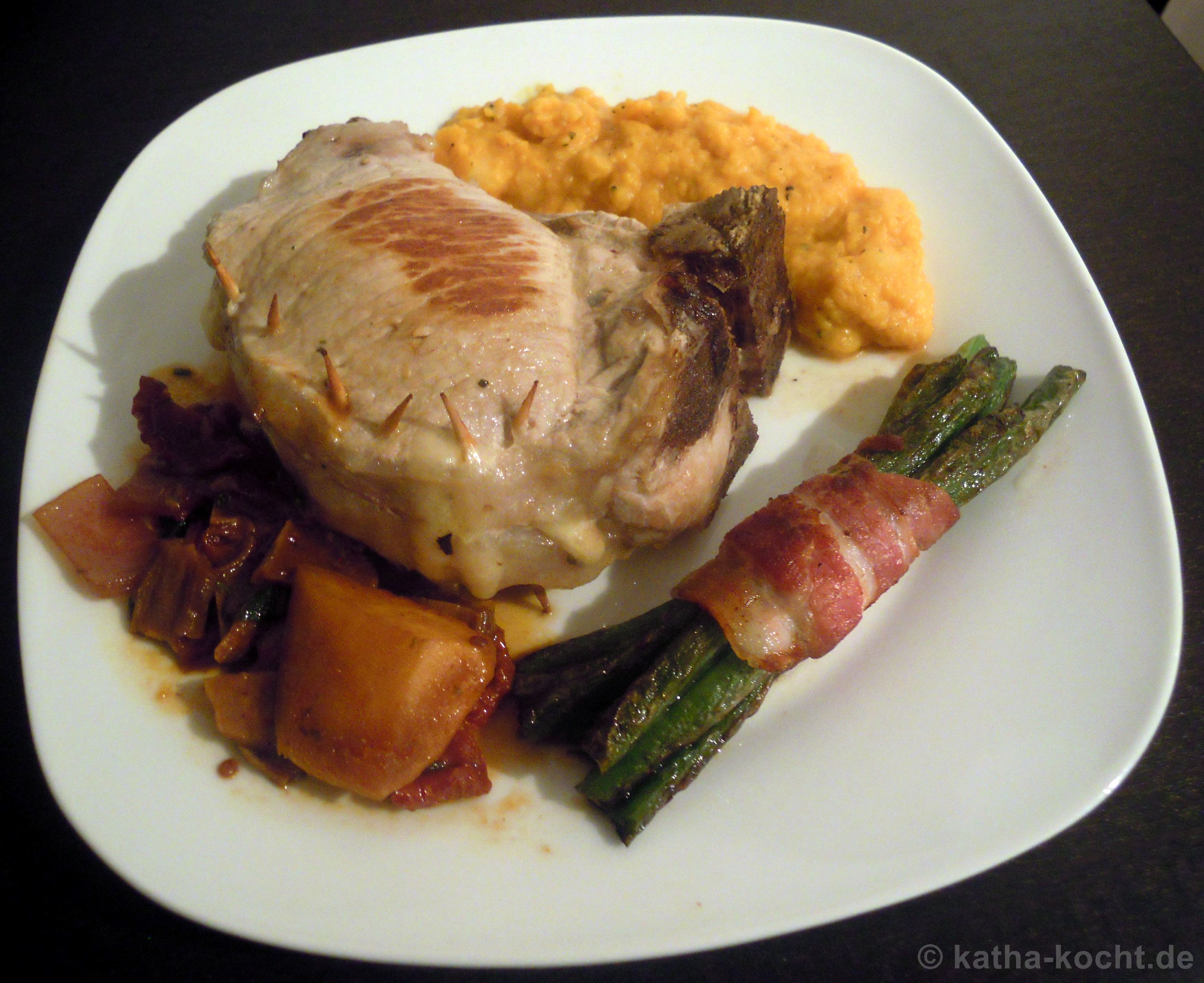 Gefülltes Schweinekotelett mit Süßkartoffel-Apfel-Püree und Bohnen im ...