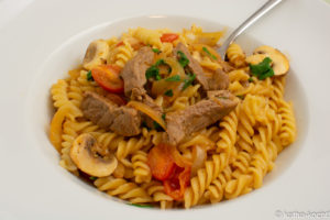 Geschnetzeltes in Wein-Sahnesauce mit Pasta
