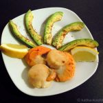 Gebratene Jacobsmuscheln mit Avocado und Zitrone