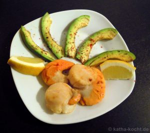 Gebratene Jacobsmuscheln mit Avocado und Zitrone Gebratene Jacobsmuscheln mit Avocado
