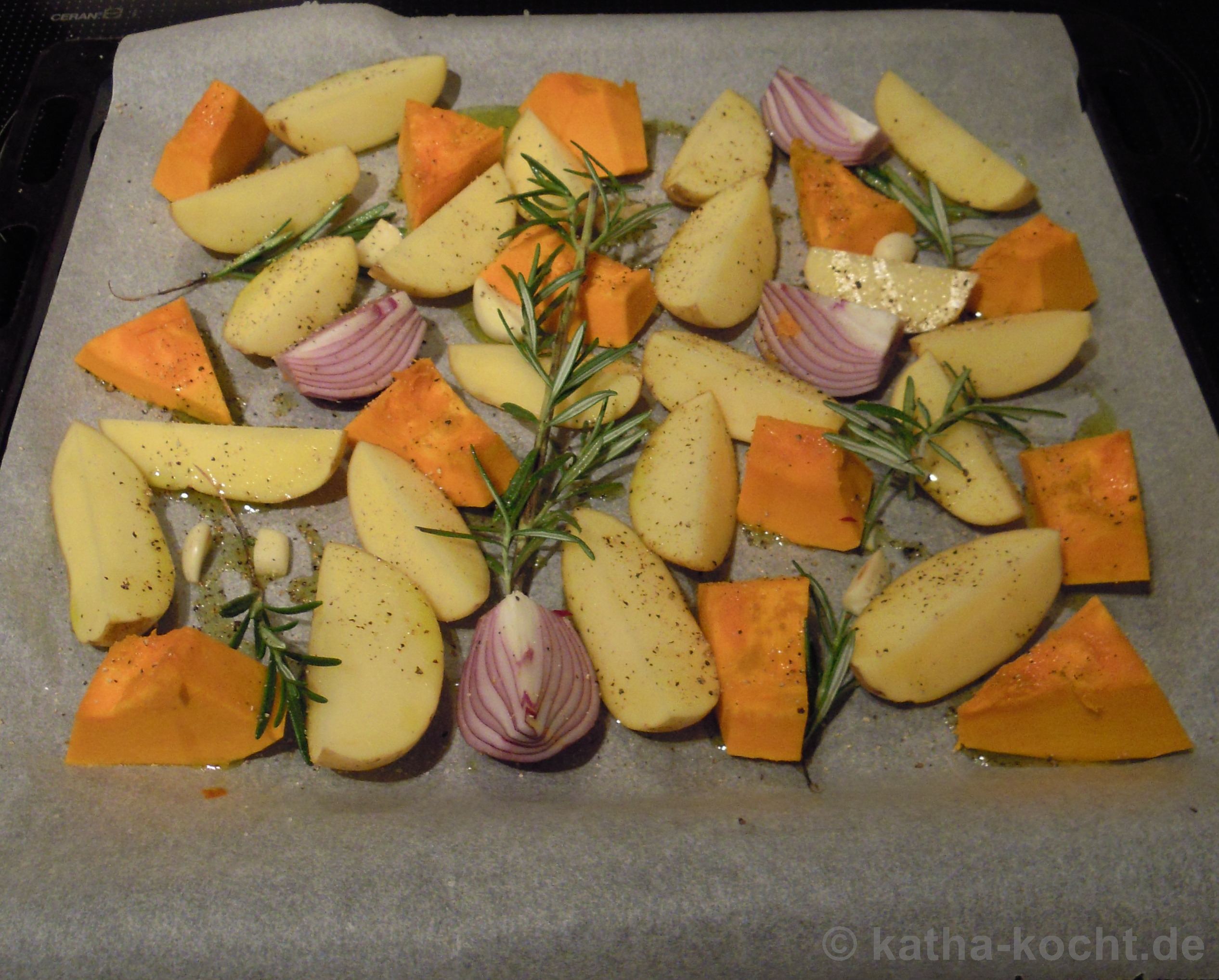 Kürbis-Kartoffelspalten mit Kräutern gebacken - Katha-kocht!