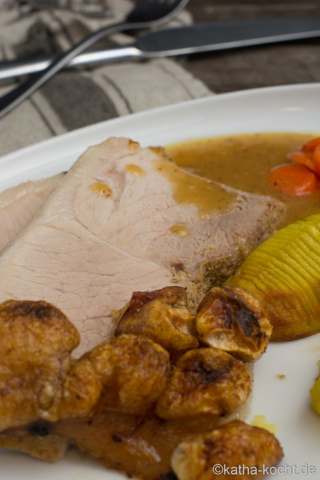 Krustenbraten mit Fächerkartoffeln und karamellisierten Möhrchen