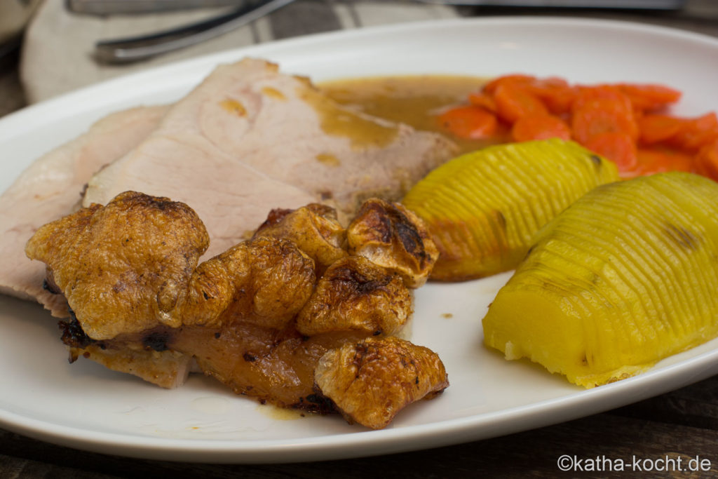 Krustenbraten mit Fächerkartoffeln und karamellisierten Möhrchen