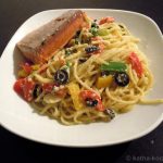 Gebratener Lachs auf Gemüse-Pasta