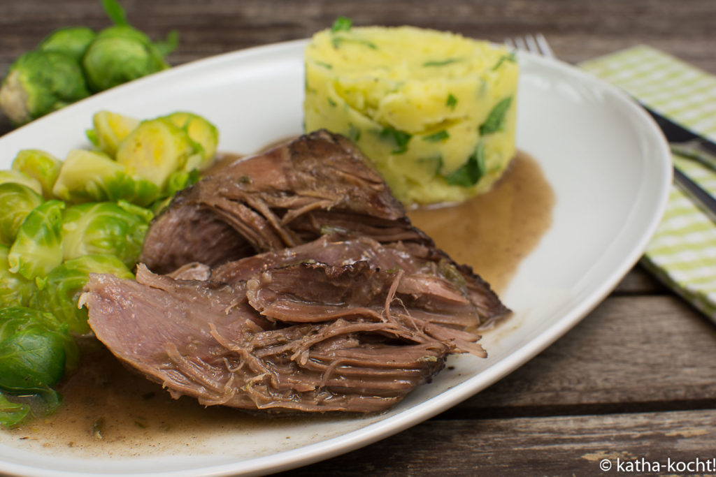 Lammkeule in Rotwein mit Rosenkohl und Stampfkartoffeln