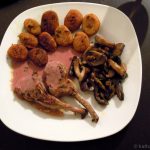 Lammkoteletts mit Süßkartoffelgnocchi und Pilzen in Preiselbeersauce