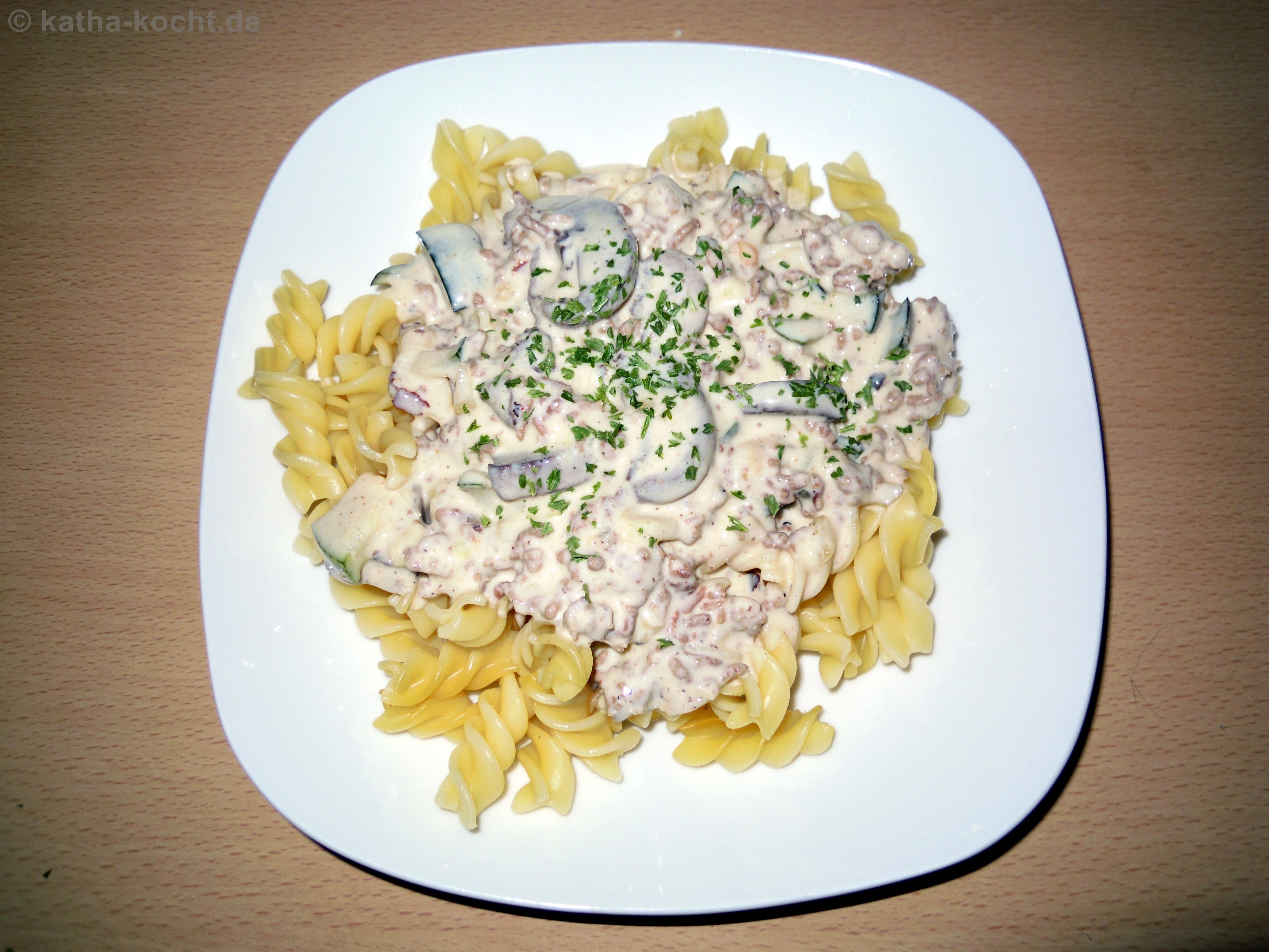 Nudeln mit Hackfleisch, Champignons und Zucchini in Käsesauce - Katha ... Nudeln mit Hackfleisch, Champignons und Zucchini in Käsesauce - Katha ...
