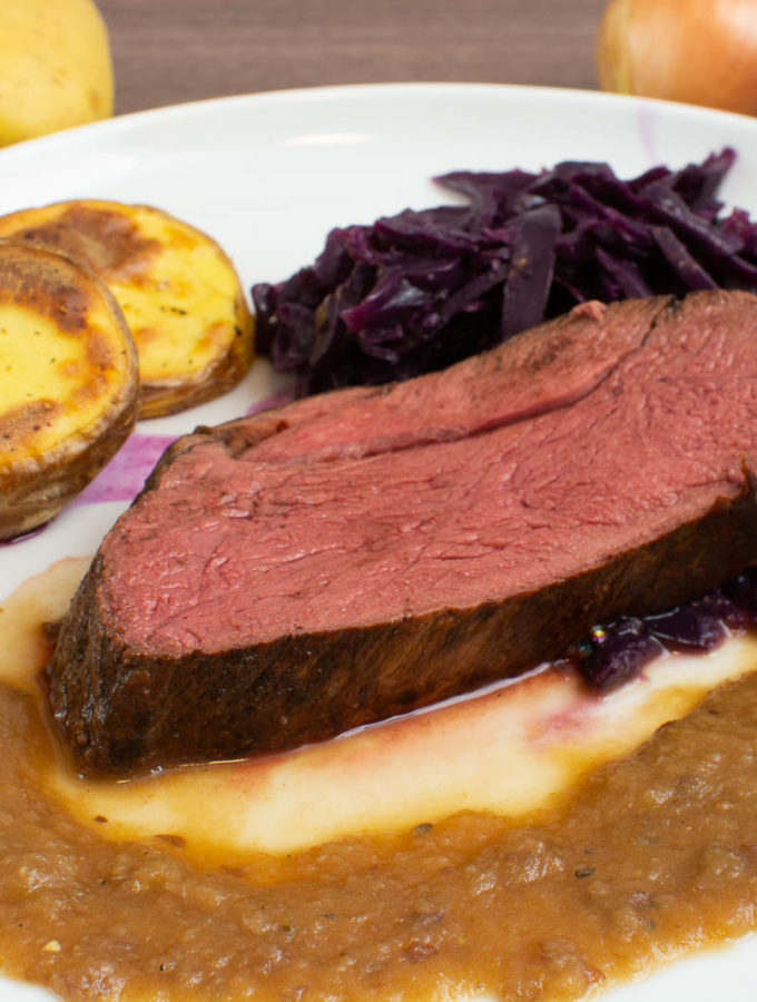 Rehbraten in Rotwein mit halben halben Backkartoffeln und Rotkohl