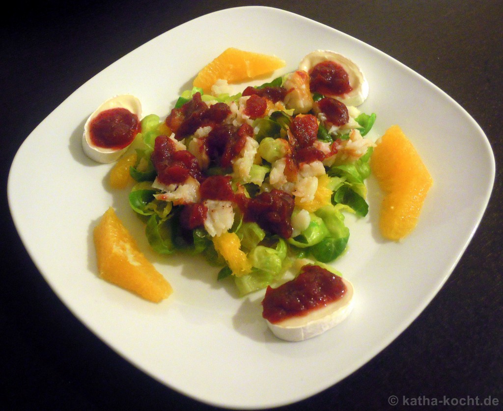 RosenkohlsalatMitGeraeuchertemHeilbuttUndCranberrydressing