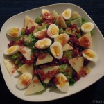 Rosenkohlsalat mit Pecorino, Wachteleiern, Granatapfel und Feigendressing