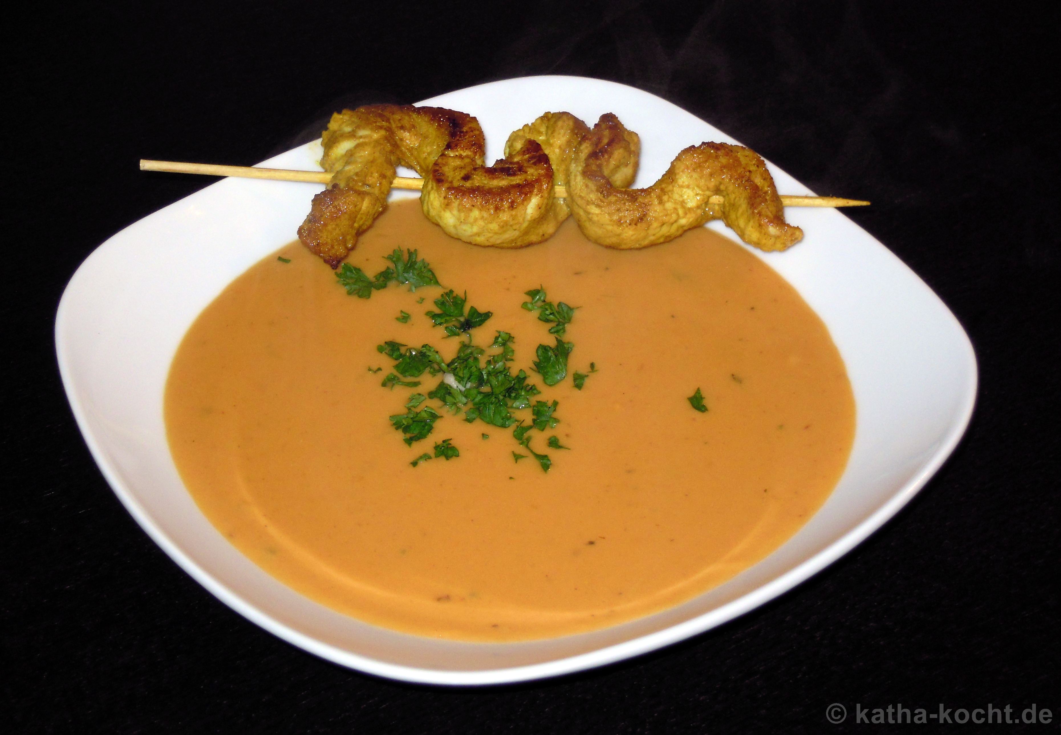 Süßkartoffel-Erdnusscreme Suppe mit würzigen Curry-Putenbruststreifen ...
