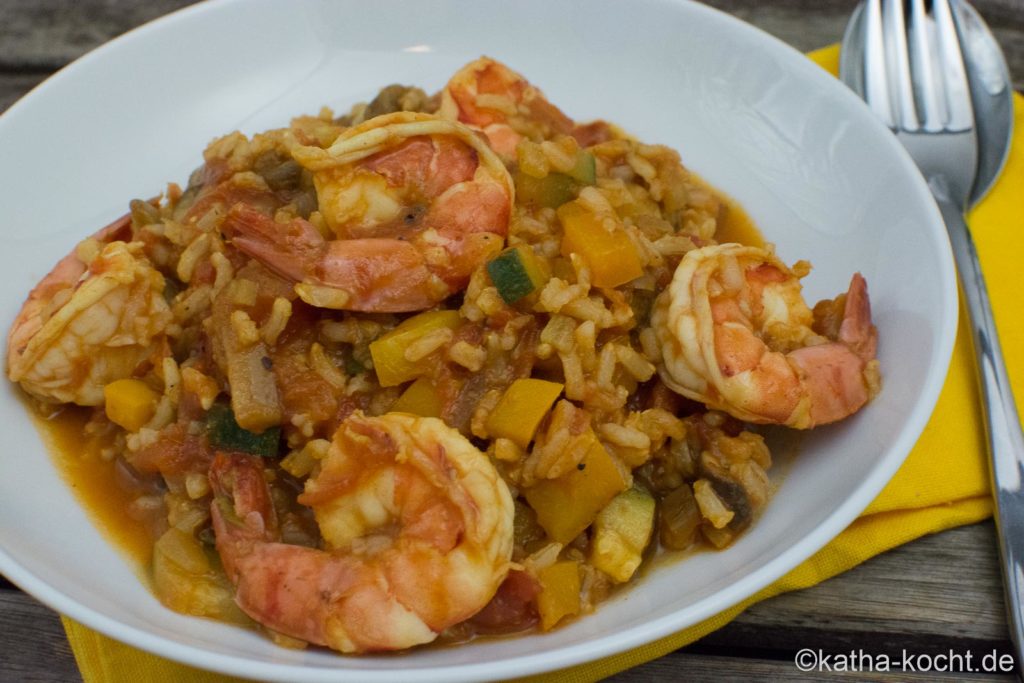 Scharfe Garnelenpfanne mit Reis und buntem Gemüse