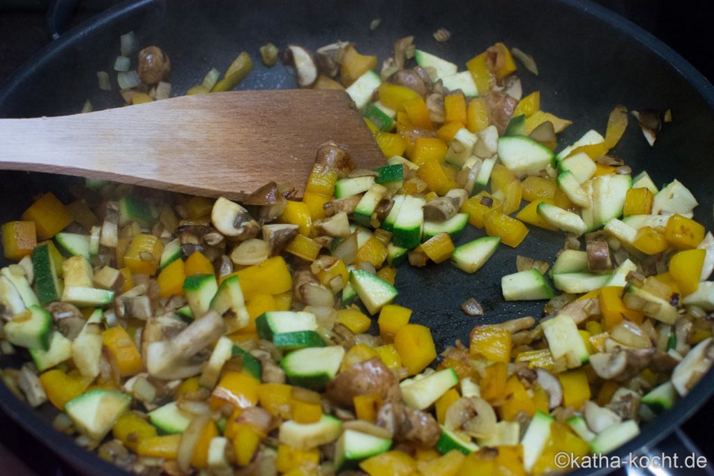 Scharfe Gemüsepfanne mit Garnelen