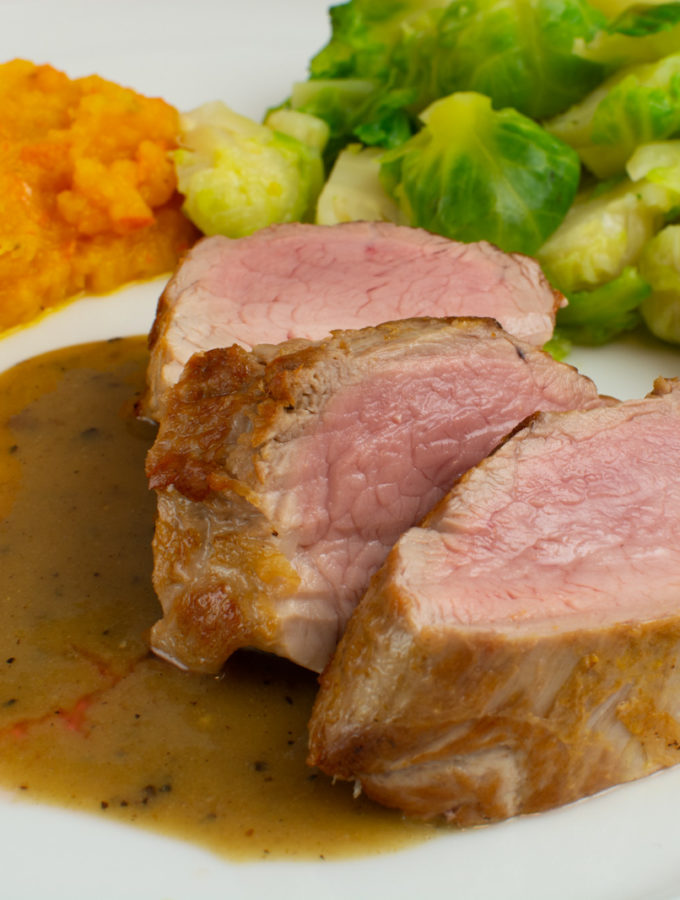 Schweinefilet mit Kürbispüree und Rosenkohl