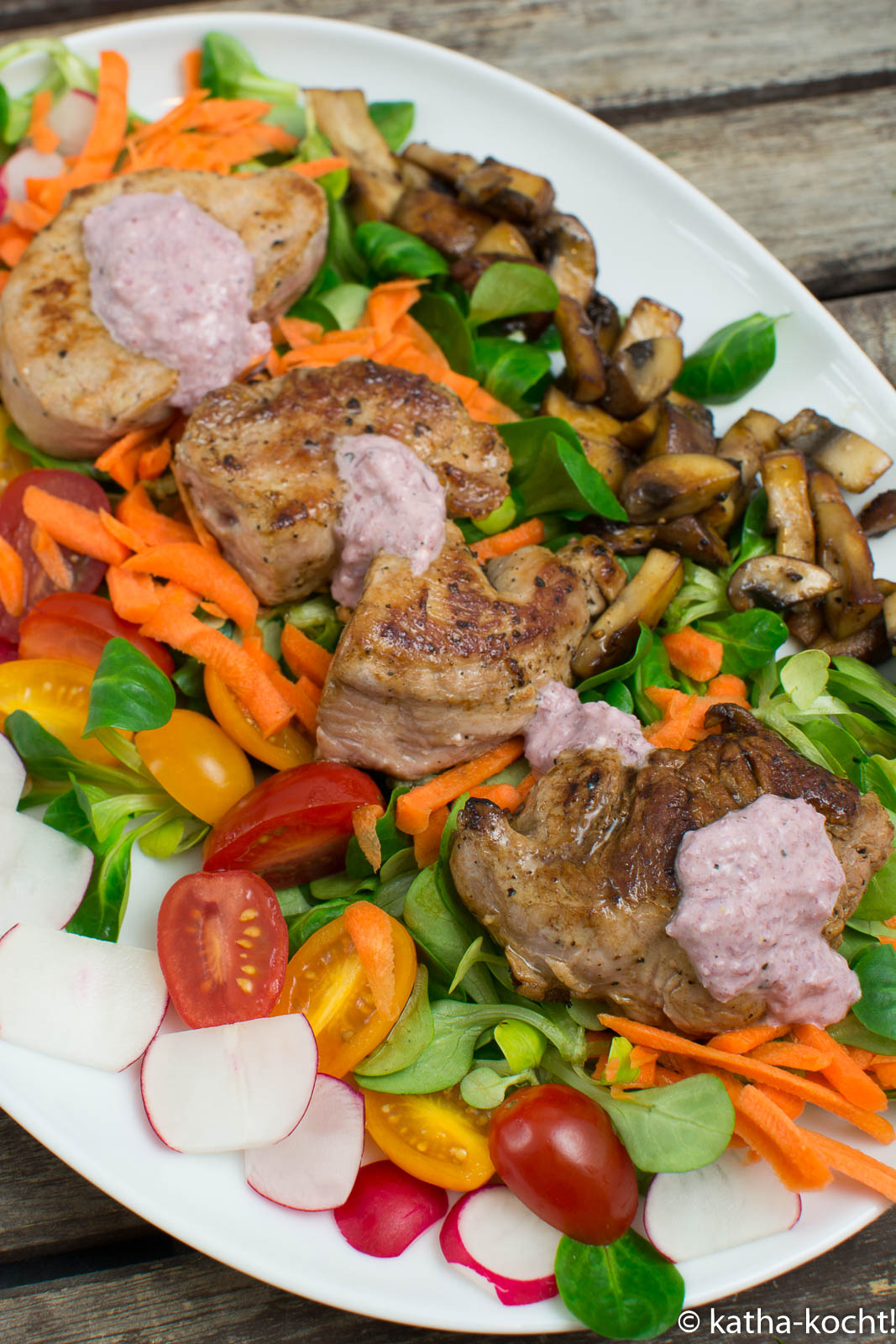 Schweinemedaillons mit Pilzen und rotem Dressing auf Salat - Katha-kocht!
