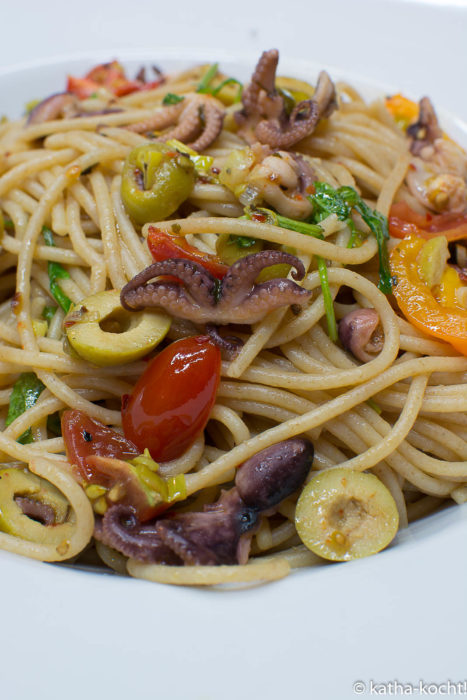 Pasta mit kleinen Polpos, Oliven und Rucola