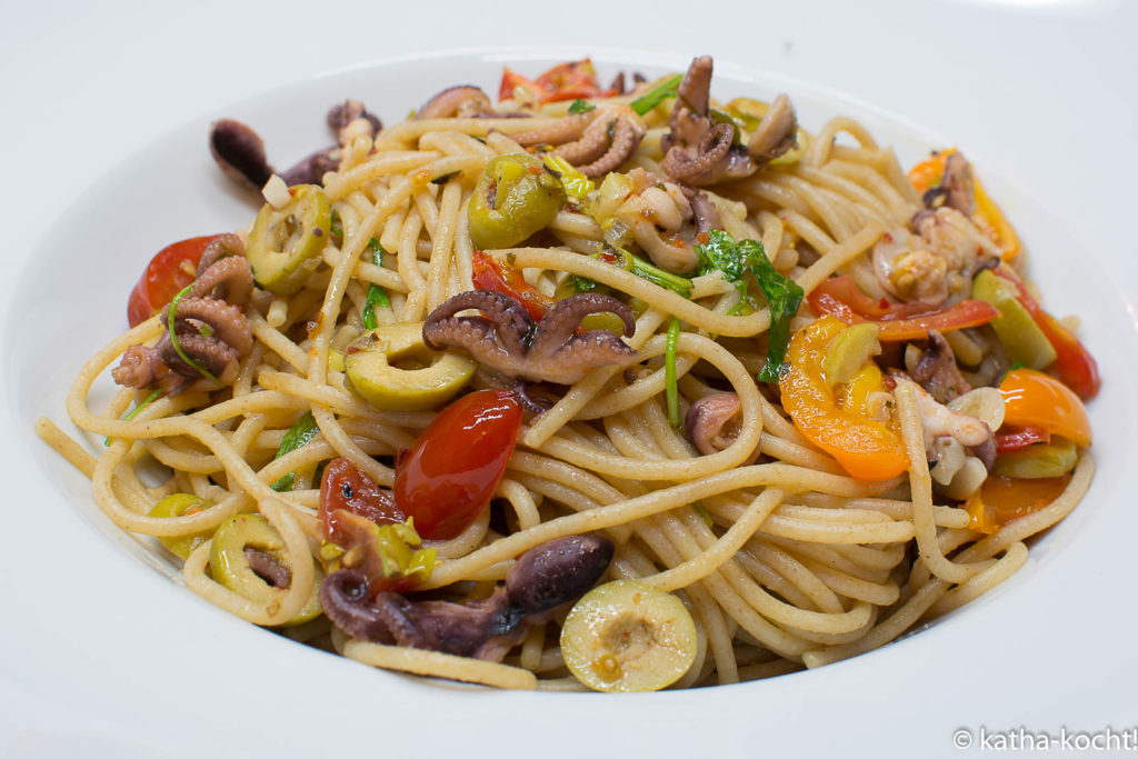 Spaghetti mit kleinen Polpos, Oliven und Rucola