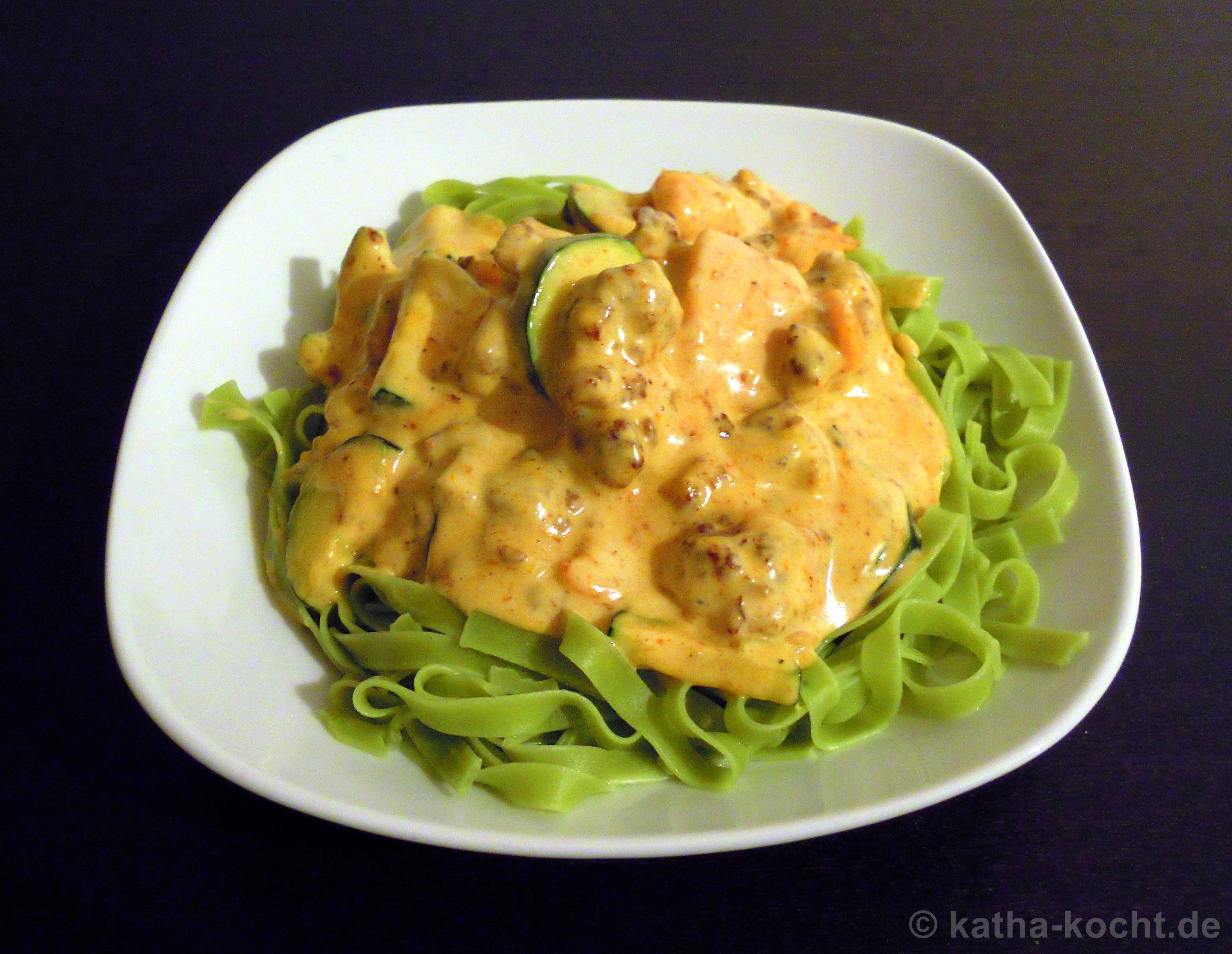 Spinat Tagliatelle mit Hackfleisch, Kürbis und Zucchini in Käsesauce ...