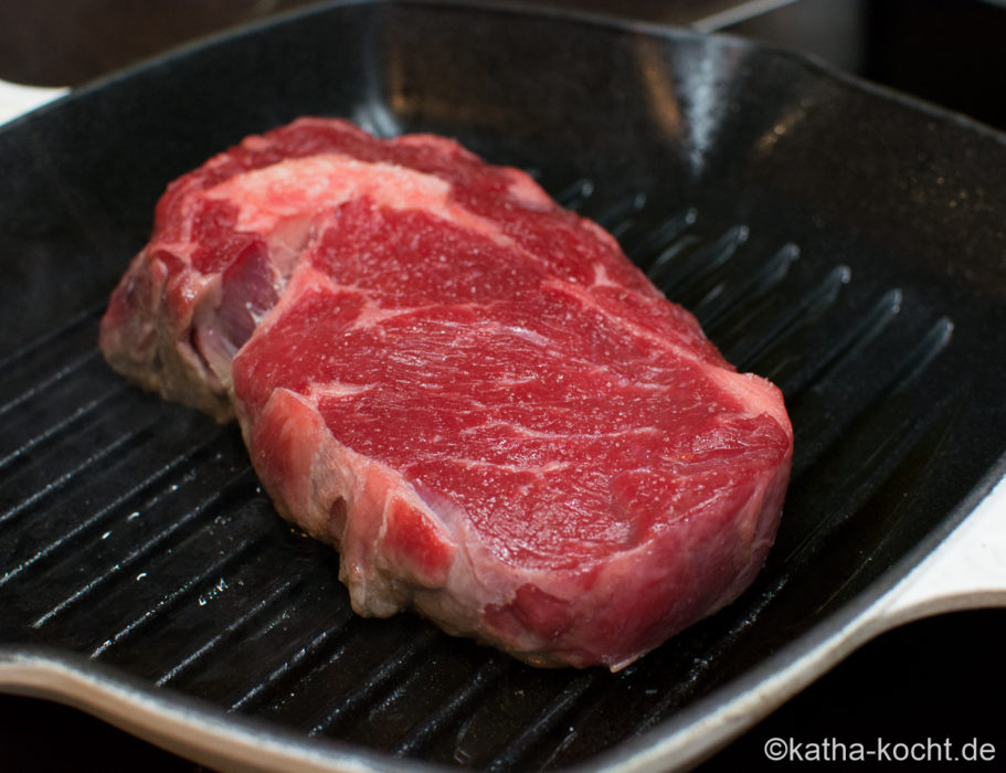 Steak mit Kartoffelspalten