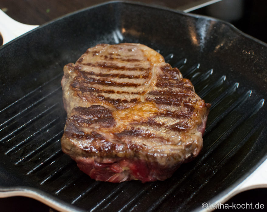 Steak mit Kartoffelspalten