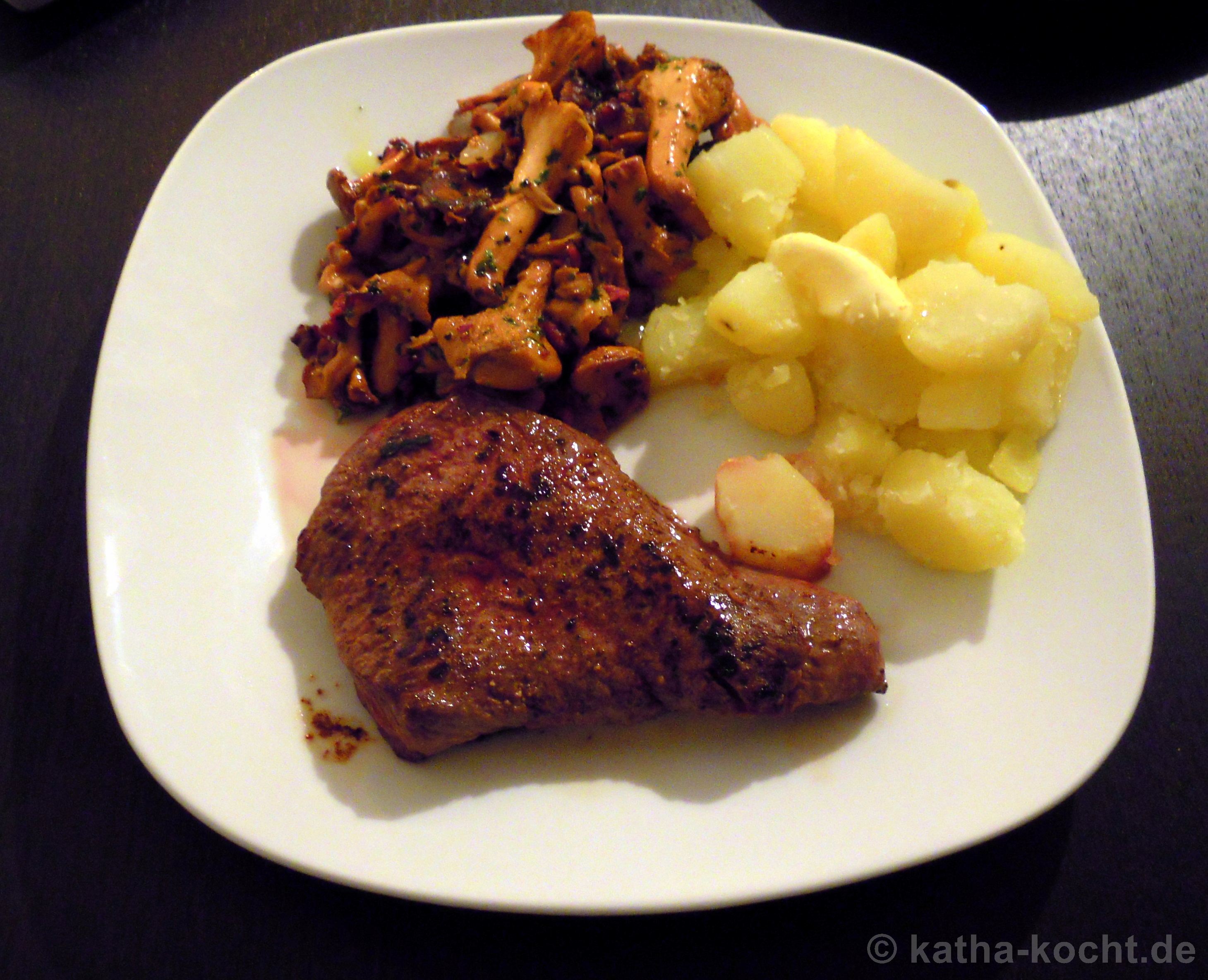 Straußensteak mit Pfifferlingen und Straußenschinkenwürfeln