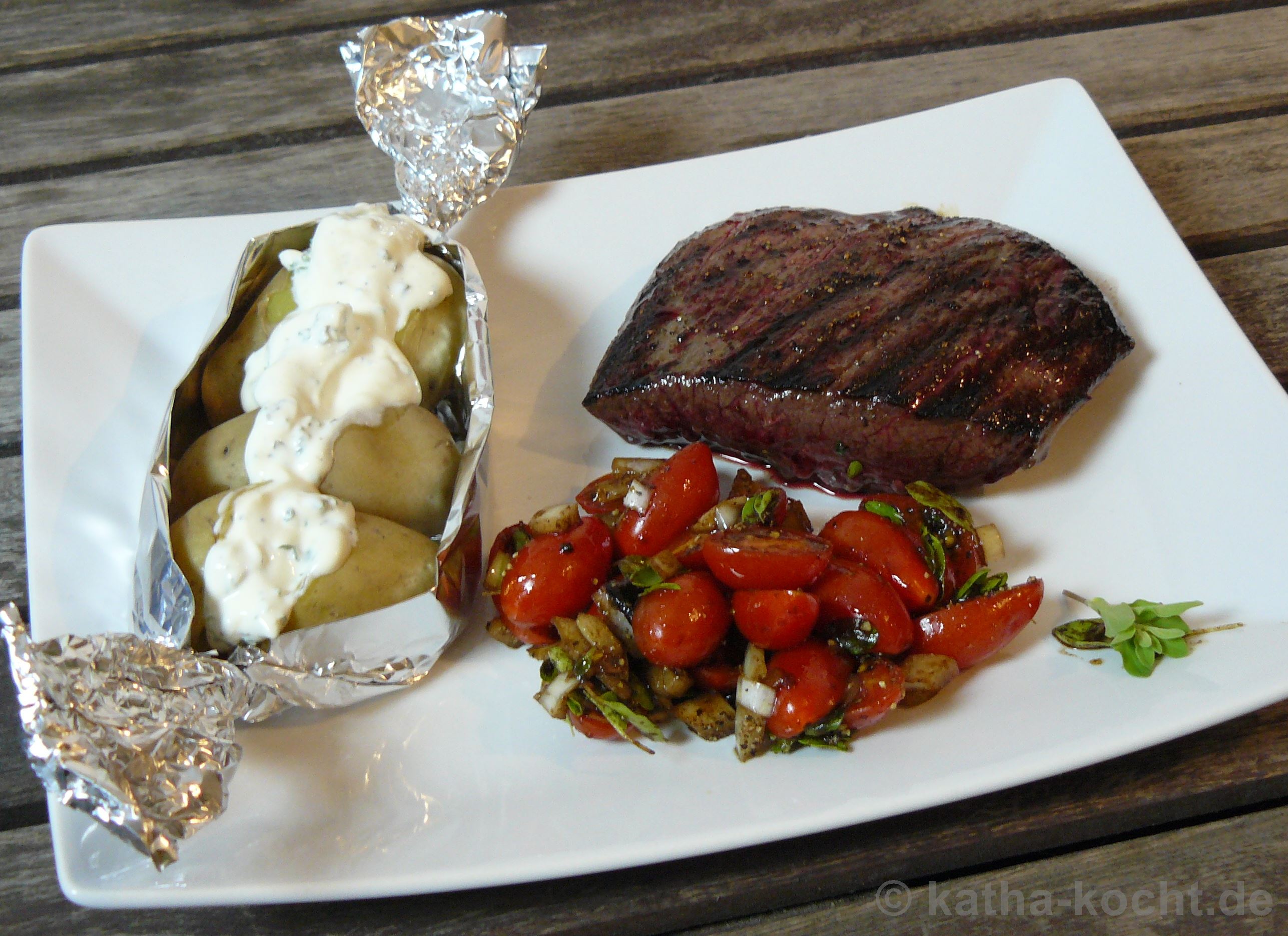 Straußensteak mit Mini-Folienkartoffelchen und Tomatensalat