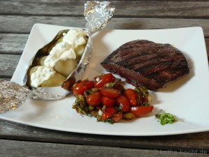 Straußensteak mit Mini-Folienkartoffelchen und Tomatensalat