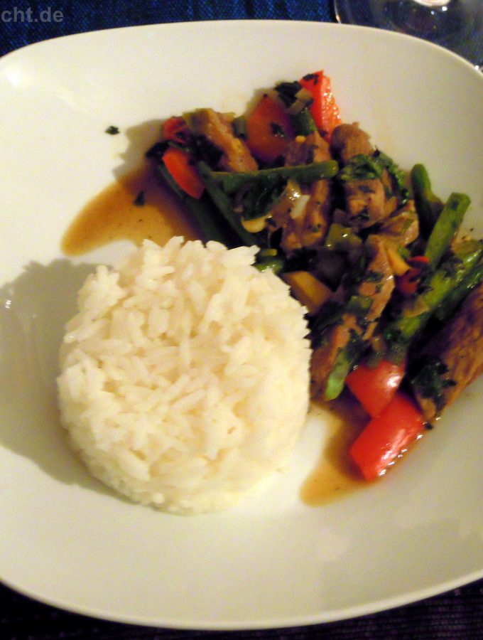Gebratenes Rindfleisch mit Chili und Thaibasilikum