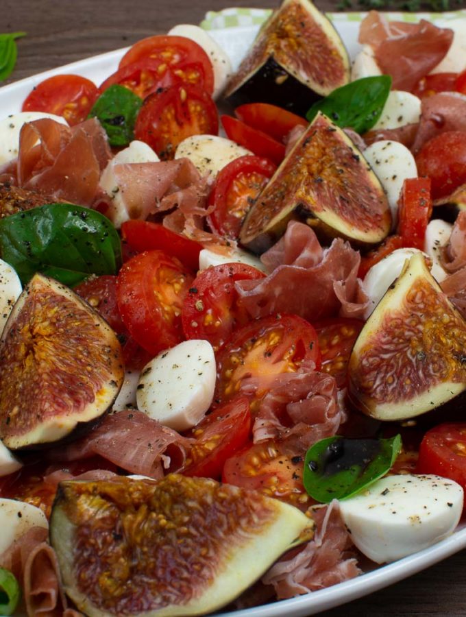 Tomate-Mozzarella Salat mit Feigen und Serranoschinken