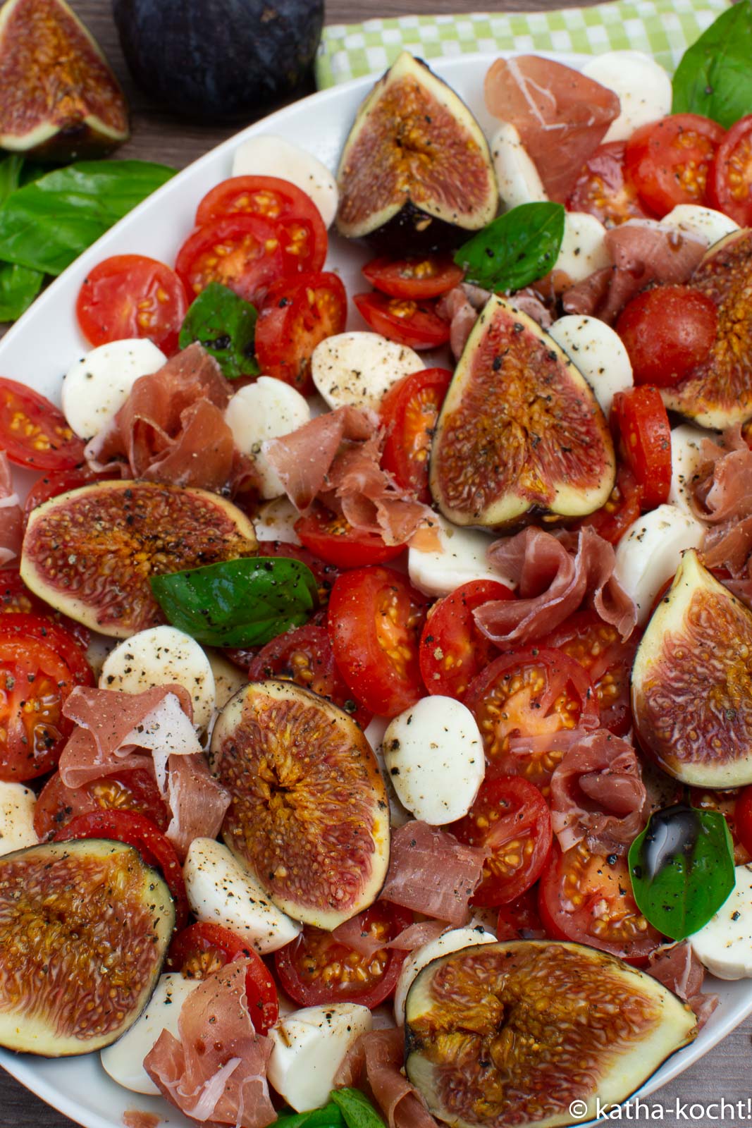 Tomate-Mozzarella Salat mit Feigen und Serrano Schinken - Katha-kocht!
