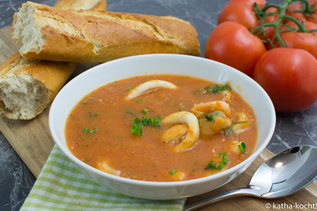 Tomatensuppe mit Muscheln und Garnelen 