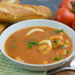 Tomatensuppe mit Muscheln und Garnelen