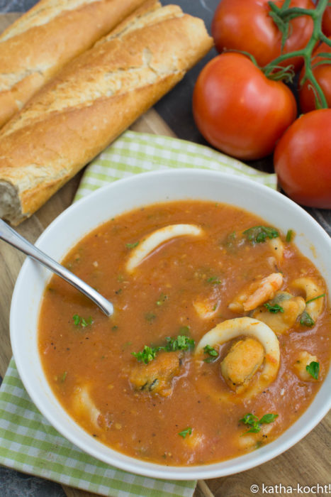 Tomatensuppe mit Muscheln und Garnelen