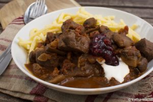 Wildschweingulasch mit Spätzle