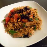 Asiatische Nudelpfanne mit Fleisch und Gemüse