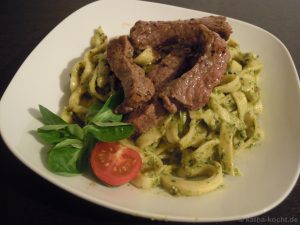 Feldsalatpesto und Rumpsteakstreifen auf Pasta