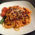 Spaghetti mit kleinen Polpos und Aubergine in Tomatensauce