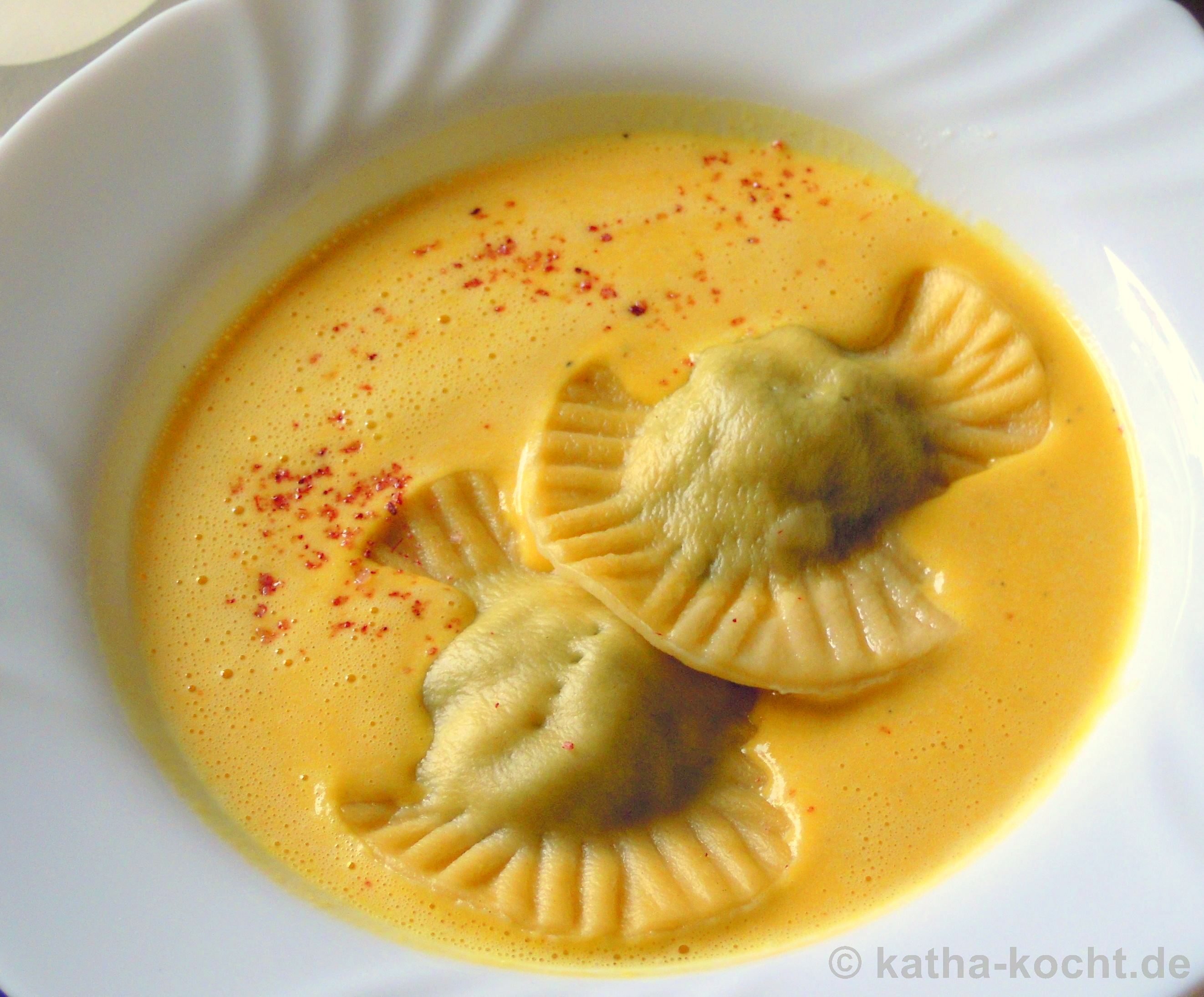 Mangold-Ziegenkäse Ravioli in Kürbis-Mascarpone Süppchen