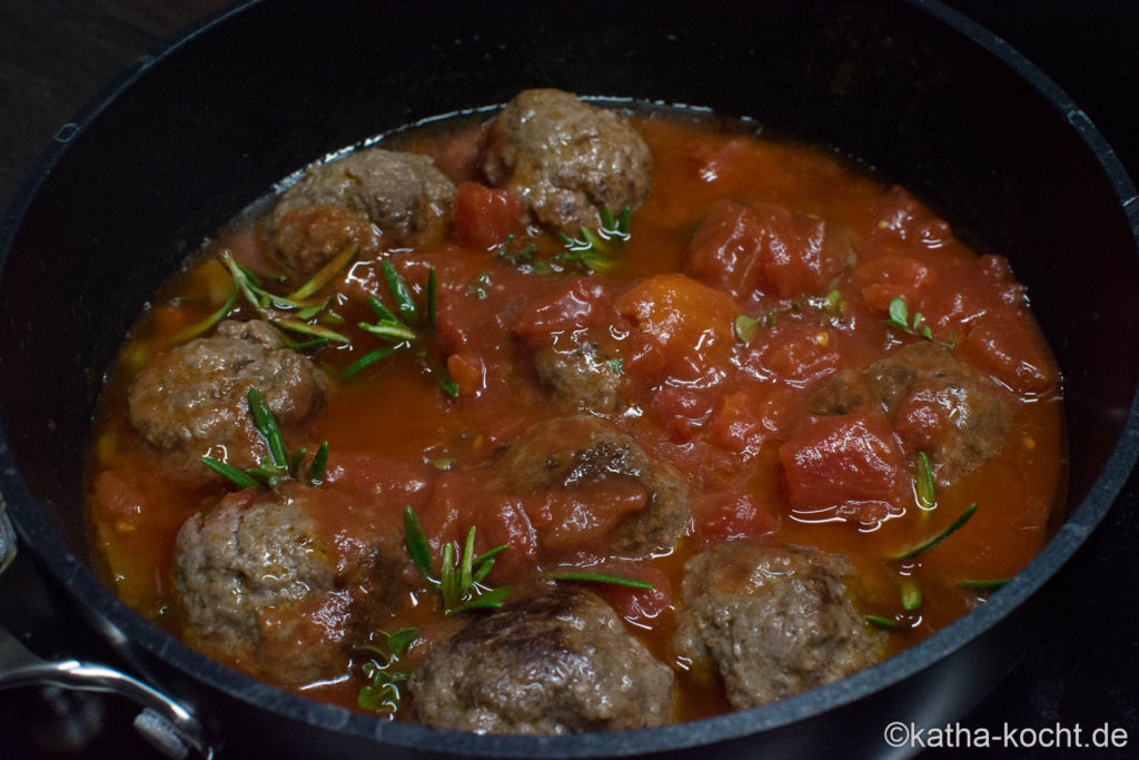 Tapas - pikante Hackbällchen in Tomatensauce