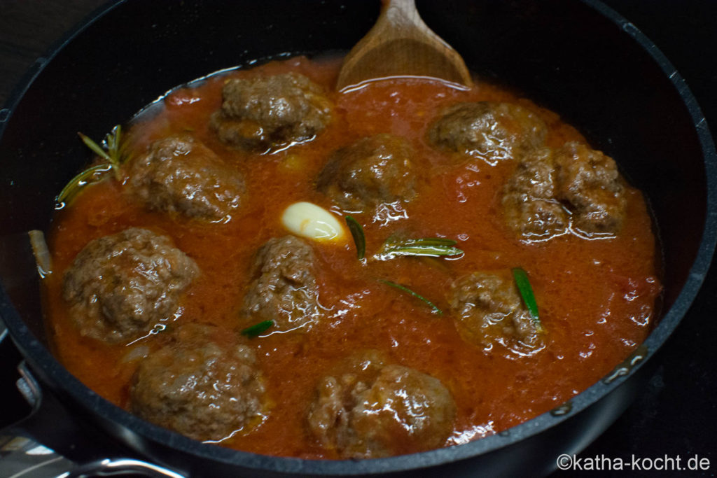 Tapas - pikante Hackbällchen in Tomatensauce