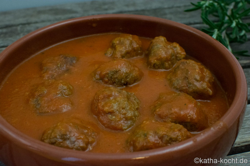 Tapas - pikante Hackbällchen in Tomatensauce