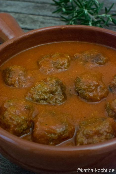 Tapas - pikante Hackbällchen in Tomatensauce