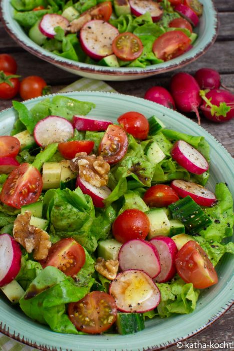 Würziger bunter Salat mit Walnüssen