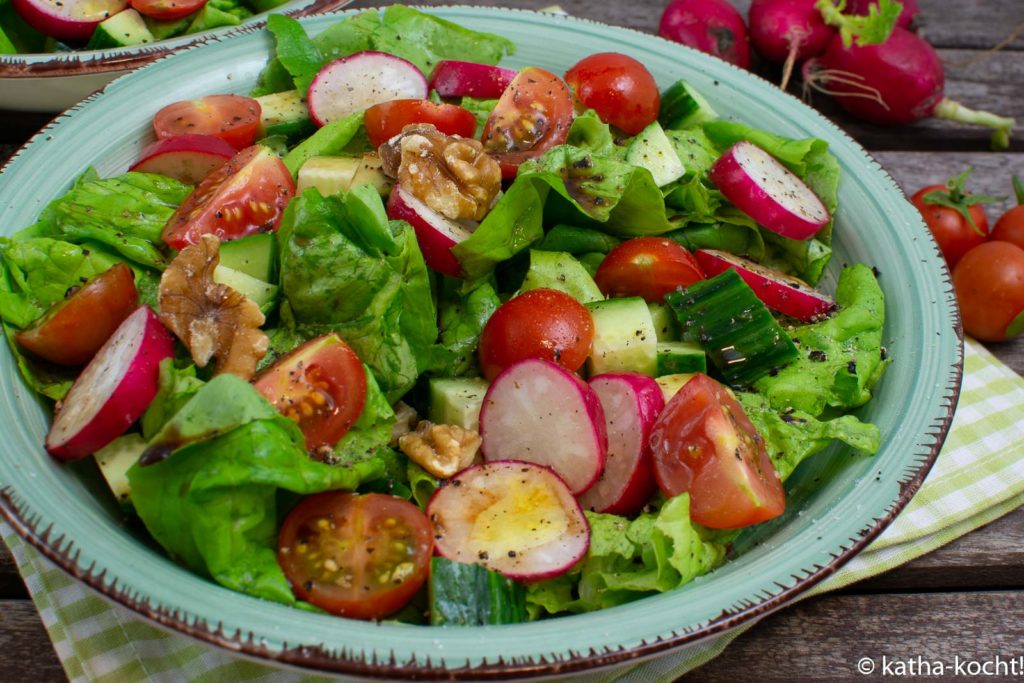 Würziger bunter Salat mit Walnüssen